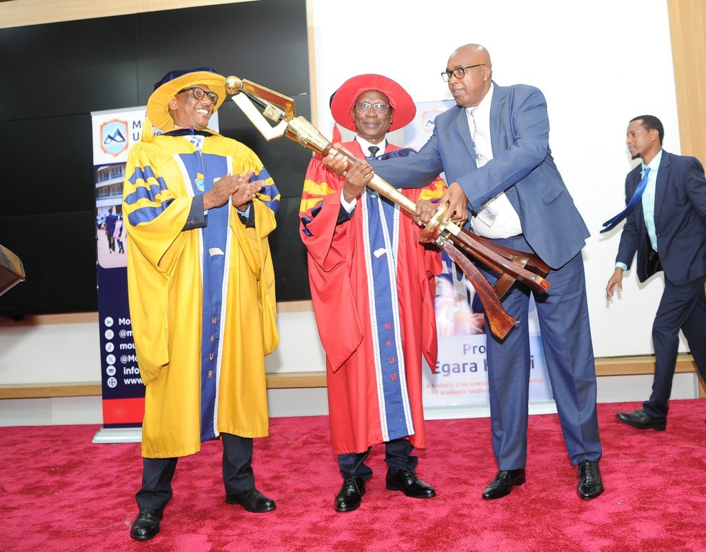Chancellor receiving instruments of power from Gicharu 